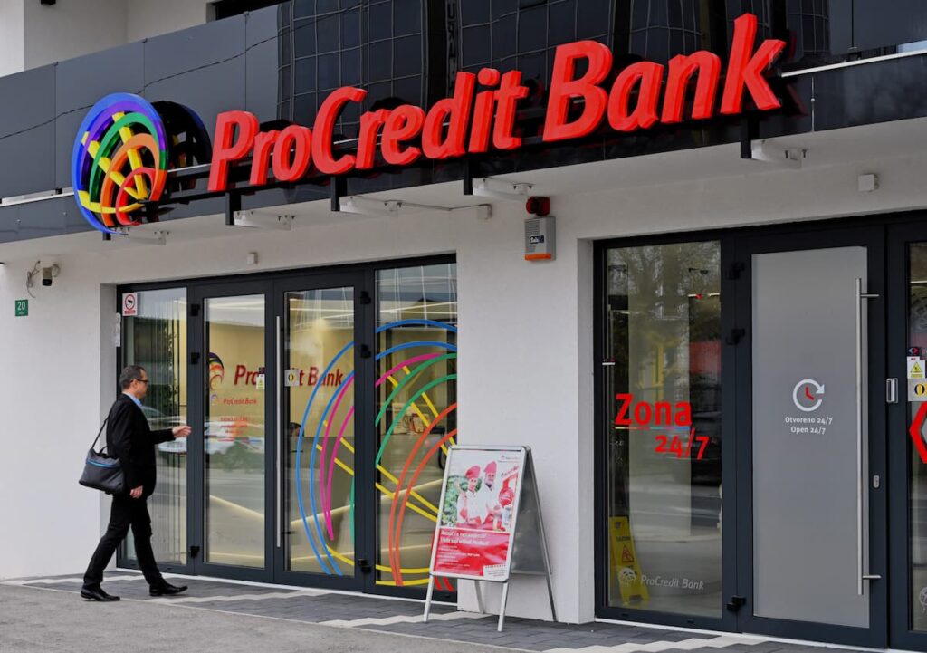 El rol del mando intermedio en la transformación bancaria El caso ProCredit y SIBEGA