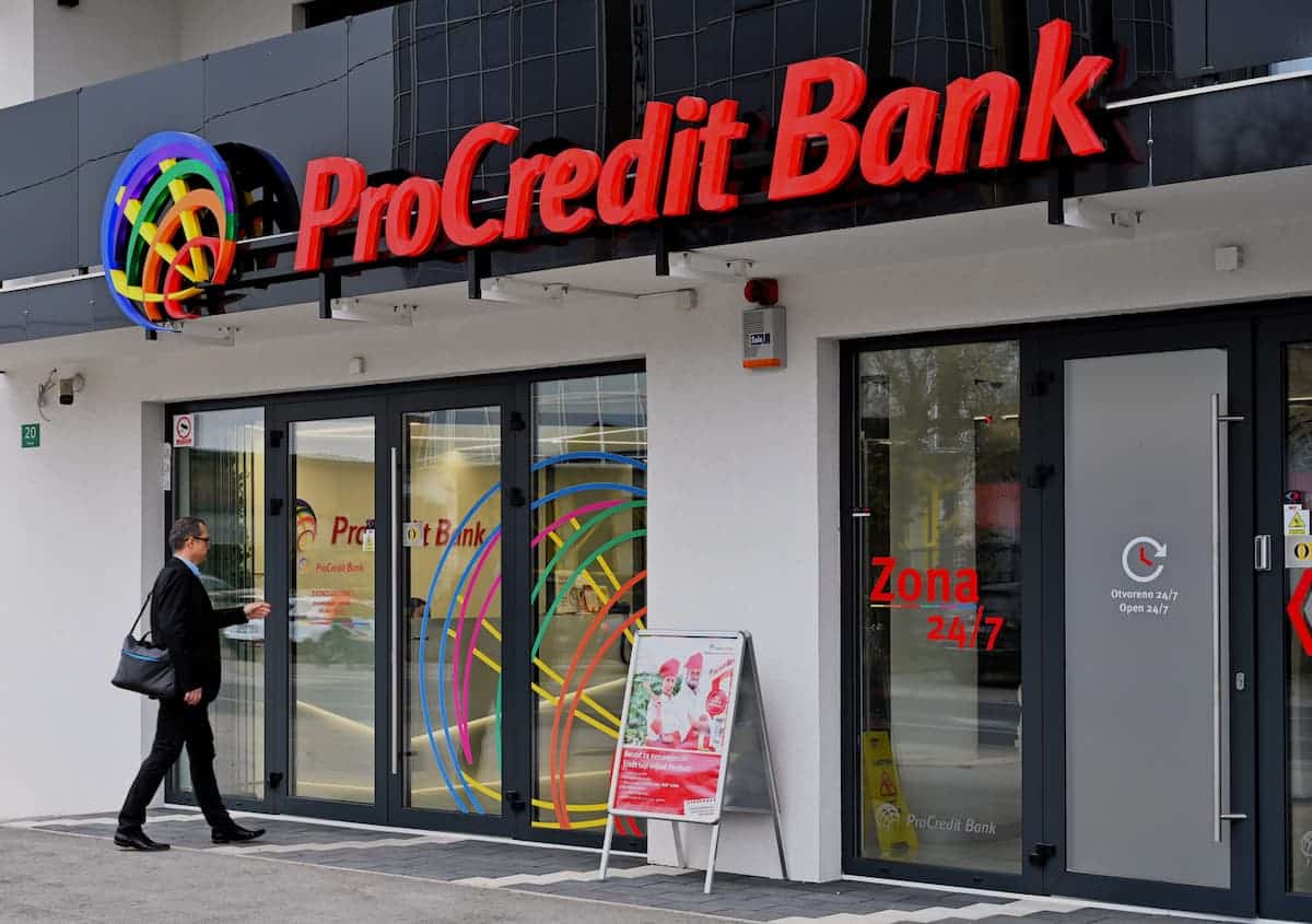 El rol del mando intermedio en la transformación bancaria El caso ProCredit y SIBEGA